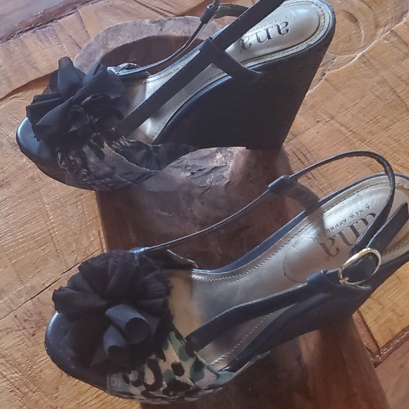 Elegant Black, Blue, and White Wedge Sandals - Picture 9 of 10